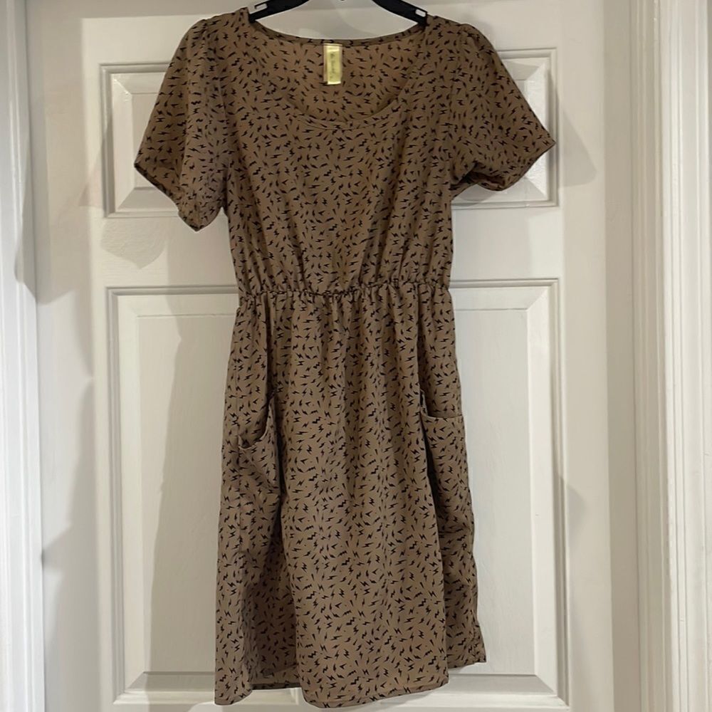 Francesca's Collections Tan Printed Short Sleeve Dress